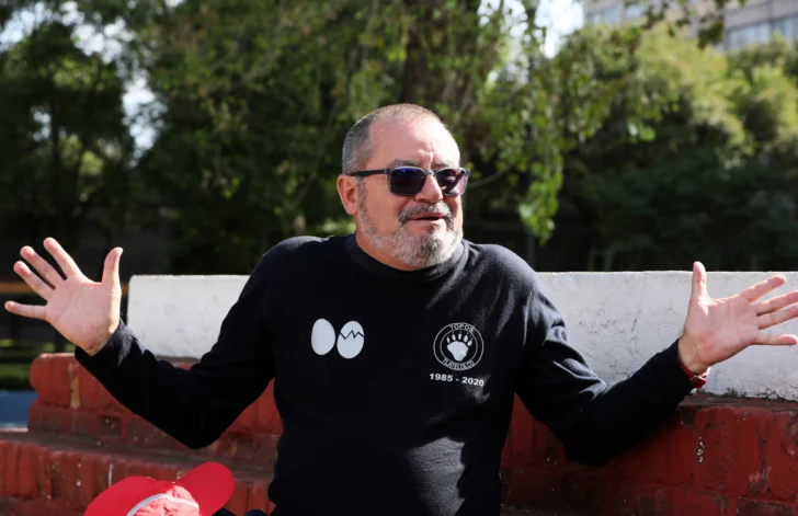  MEX3304. CIUDAD DE MÉXICO (MÉXICO), 20/09/2025.- El rescatista 'Topo' Rafael López habla durante una entrevista con EFE este viernes, en Ciudad de México (México). Que la capital mexicana siempre está a la espera del próximo terremoto no es una maldición de ningún Dios colérico; más bien es consecuencia de la decisión de los fundadores de la urbe de levantarla sobre un lago. EFE/ Mario Guzmán