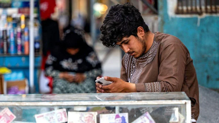 El Talibán corta internet y causa un apagón de las telecomunicaciones en Afganistán