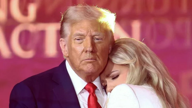 'Charlie Kirk es ahora un mártir de la libertad': Trump encabeza un homenaje masivo al activista conservador asesinado en EE.UU.