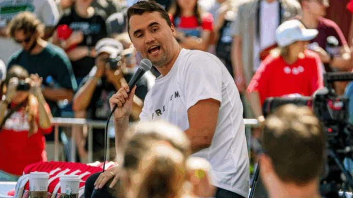 Asesinan de un disparo al comentarista conservador Charlie Kirk en un evento en una universidad de Utah
