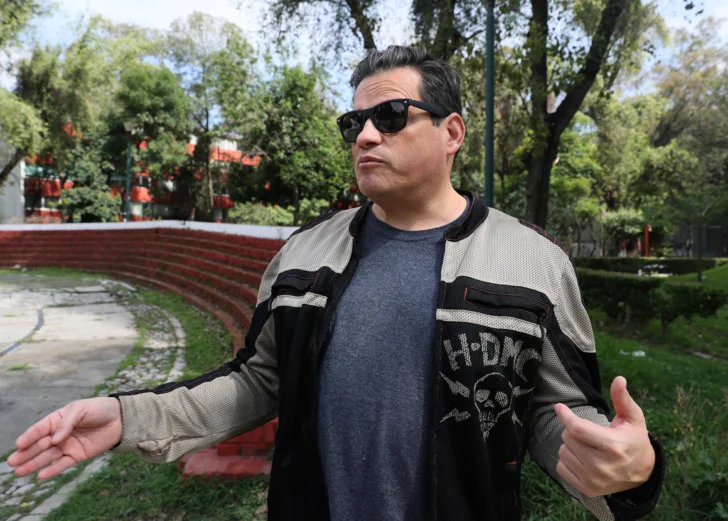  MEX3304. CIUDAD DE MÉXICO (MÉXICO), 20/09/2025.- El arquitecto Iván Salcido habla durante una entrevista con EFE este viernes, en Ciudad de México (México). Que la capital mexicana siempre está a la espera del próximo terremoto no es una maldición de ningún Dios colérico; más bien es consecuencia de la decisión de los fundadores de la urbe de levantarla sobre un lago. EFE/ Mario Guzmán