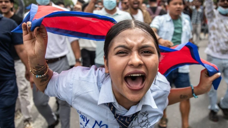 Las protestas de la generación Z por la prohibición de 26 redes sociales y contra la corrupción que hicieron caer a un primer ministro