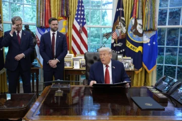  Washington (EE.UU.), 26/09/2025.- El presidente de Estados Unidos, Donald Trump, habla durante la firma de órdenes ejecutivas en presencia del vicepresidente, J. D. Vance, , en la Oficina Oval de la Casa Blanca, en Washington, D.C., EE. UU., el 25 de septiembre de 2025. EFE/EPA/YURI GRIPAS / POOL