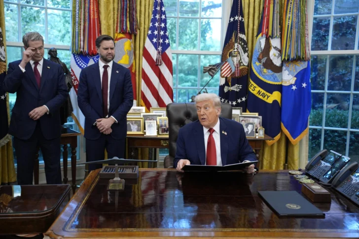  Washington (EE.UU.), 26/09/2025.- El presidente de Estados Unidos, Donald Trump, habla durante la firma de órdenes ejecutivas en presencia del vicepresidente, J. D. Vance, , en la Oficina Oval de la Casa Blanca, en Washington, D.C., EE. UU., el 25 de septiembre de 2025. EFE/EPA/YURI GRIPAS / POOL