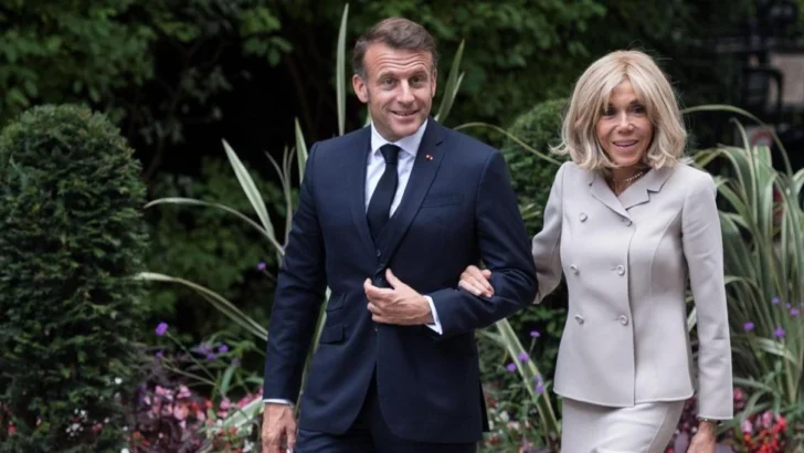 Emmanuel Macron presentará 'pruebas científicas' ante un tribunal de EE.UU. para demostrar que su esposa, Brigitte, es mujer