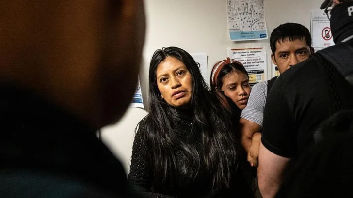 'Me embistió tan agresivamente que sentí terror': la ecuatoriana a la que un agente de inmigración arrojó al suelo en un tribunal de Nueva York