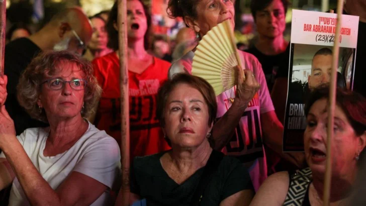 'Cada vez que estamos cerca de un acuerdo lo sabotea': los familiares de los israelíes secuestrados acusan a Netanyahu de ser un obstáculo para el regreso de sus seres queridos
