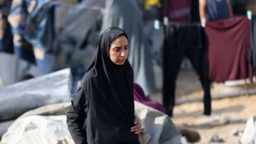 La huida desesperada de miles de palestinos en el segundo día de la operación de Israel para ocupar la Ciudad de Gaza