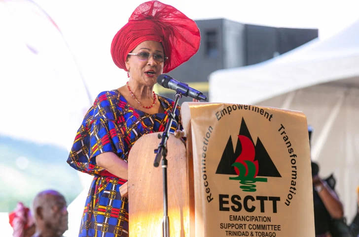  La primera ministra de Trinidad y Tobago, Kamla Persad-Bissessar, hablando durante una conmemoración en Puerto España (Trinidad y Tobago). Persad-Bissessar expresó su satisfacción por el ataque estadounidense contra una embarcación presuntamente utilizada para el tráfico de drogas, la cual el Gobierno de Donald Trump vincula al Tren de Aragua, y afirmó que el Ejército estadounidense debería eliminar violentamente a todos los traficantes de los carteles. EFE/ Andrea De Silva /