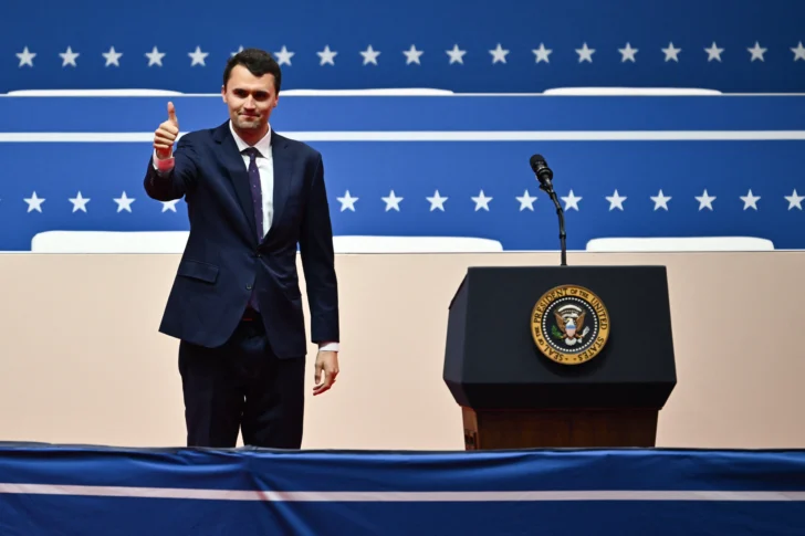  El mediático estadounidense Charlie Kirk hace un gesto de aprobación con el pulgar al llegar para hablar durante el desfile inaugural presidencial en el Capitolio Uno Arena, en Washington, D.C., el 20 de enero de 2025. (Foto de ANGELA WEISS / AFP)