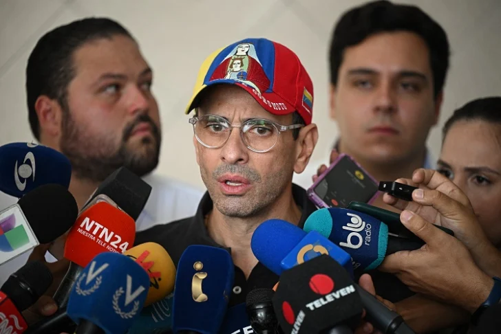  El líder opositor venezolano y candidato a diputado, Henrique Capriles Radonski, habla con la prensa tras votar en las elecciones regionales de Caracas el 25 de mayo de 2025.. (Photo by Federico PARRA / AFP)<span>.</span>