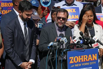 Senador de Nueva York llama a combatir a Trump, 