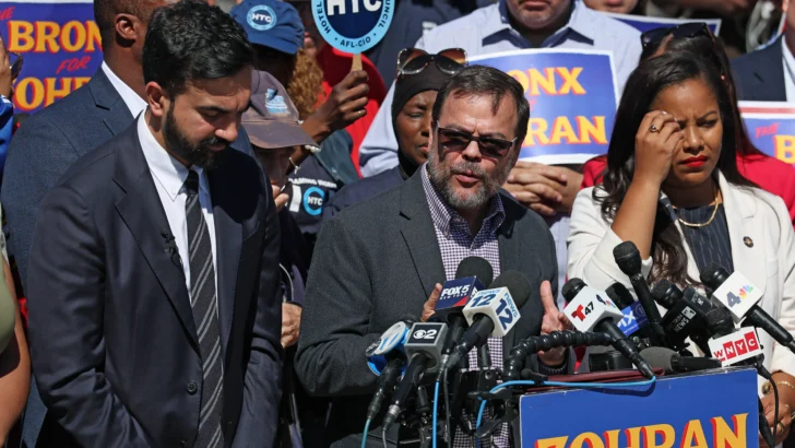 Senador de Nueva York llama a combatir a Trump, 