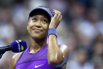  La japonesa Naomi Osaka habla en la cancha después de derrotar a la checa Karolina Muchova después de que Osaka ganara su partido de cuartos de final individual femenino en el undécimo día del torneo de tenis US Open en el Centro Nacional de Tenis Billie Jean King de la USTA en la ciudad de Nueva York el 3 de septiembre de 2025. (Foto de CHARLY TRIBALLEAU / AFP)