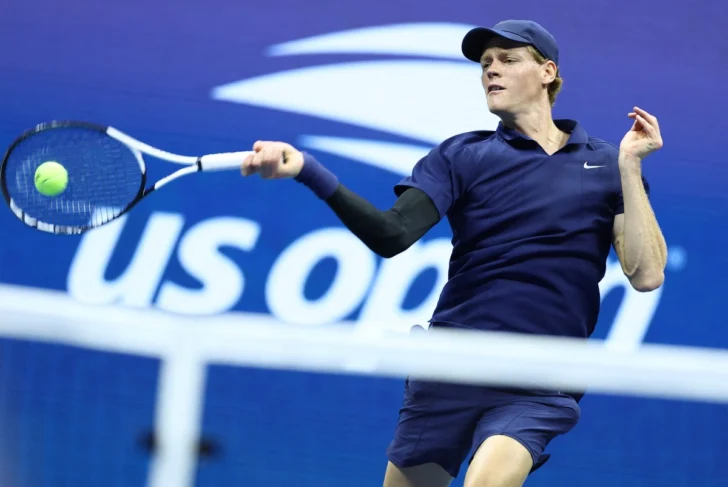  El italiano Jannik Sinner devuelve un golpe de derecha al también italiano Lorenzo Musetti durante su partido de cuartos de final individual masculino en el undécimo día del torneo US Open en el Centro Nacional de Tenis Billie Jean King de la USTA en la ciudad de Nueva York, el 3 de septiembre de 2025. (Foto de CHARLY TRIBALLEAU / AFP)