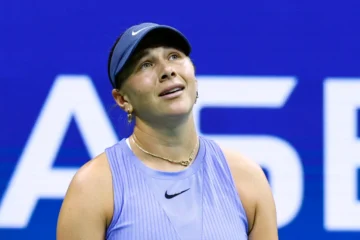  La estadounidense Amanda Anisimova reacciona durante su partido de semifinales de tenis individual femenino contra la japonesa Naomi Osaka en el día doce del torneo de tenis US Open en el Centro Nacional de Tenis Billie Jean King de la USTA en la ciudad de Nueva York, el 4 de septiembre de 2025. (Foto de Kena BETANCUR / AFP)