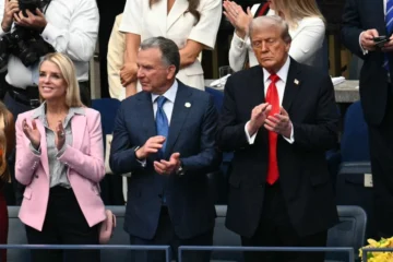 La fiscal general de Estados Unidos, Pam Bondi, el enviado especial de Estados Unidos, Steve Witkoff, y el presidente de Estados Unidos, Donald Trump, asisten a la final de tenis individual masculina entre el español Carlos Alcaraz y el italiano Jannik Sinner en el último día del torneo de tenis US Open en el Centro Nacional de Tenis Billie Jean King de la USTA en la ciudad de Nueva York, el 7 de septiembre de 2025. (Foto de Mandel NGAN / AFP)