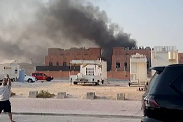  Esta captura de pantalla, tomada de una grabación de AFPTV, muestra una columna de humo tras las explosiones en Doha, la capital de Qatar, el 9 de septiembre de 2025. El ejército israelí afirmó haber llevado a cabo ataques aéreos el 9 de septiembre contra altos líderes de Hamás en Doha, la capital de Qatar, sede de múltiples rondas de conversaciones para poner fin a la guerra de Gaza. (Foto de Jacqueline PENNEY / AFPTV / AFP)