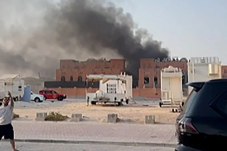 Esta captura de pantalla, tomada de una grabación de AFPTV, muestra una columna de humo tras las explosiones en Doha, la capital de Qatar, el 9 de septiembre de 2025. El ejército israelí afirmó haber llevado a cabo ataques aéreos el 9 de septiembre contra altos líderes de Hamás en Doha, la capital de Qatar, sede de múltiples rondas de conversaciones para poner fin a la guerra de Gaza. (Foto de Jacqueline PENNEY / AFPTV / AFP)