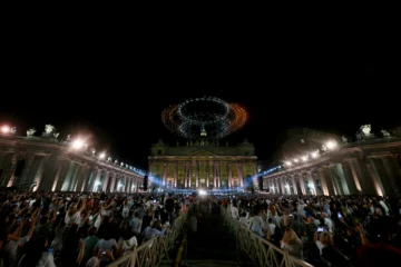 Karol G y Bocelli cantan por la fraternidad en un memorable macroconcierto en la plaza vaticana