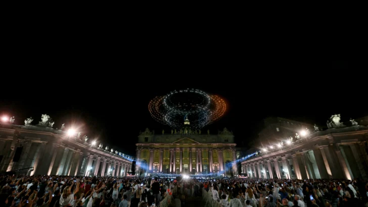 Karol G y Bocelli cantan por la fraternidad en un memorable macroconcierto en la plaza vaticana