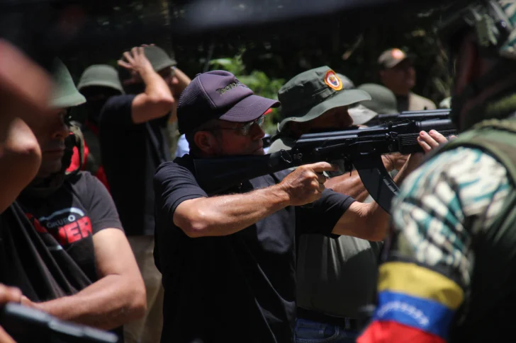 'Los recibiremos con plomo': milicia en Venezuela se adiestra ante 'amenaza' de EEUU