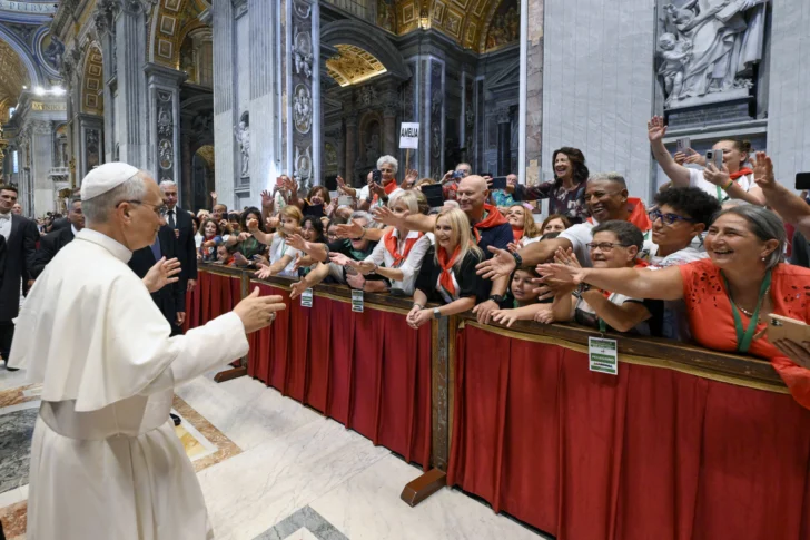  El Papa León XIV se dirige a los peregrinos de la región de la Diócesis de Umbría durante una audiencia en la Basílica de San Pedro en el Vaticano el 13/9/2025. Fotografía de MEDIOS VATICANOS / CPP / HANS LUCAS.(Photo by Vatican Media / CPP / HANS LUCAS / Hans Lucas via AFP).