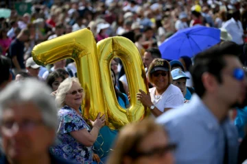  Los peregrinos reunidos en la plaza de San Pedro sostienen globos con el número 70 para desearle un feliz cumpleaños al Papa León XIV durante su oración del Ángelus dominical, en el Vaticano el 14 de septiembre de 2025. (Foto de Filippo MONTEFORTE / AFP)