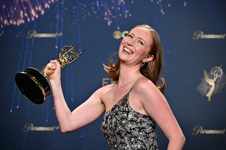 Hannah Einbinder, tras ganar el Emmy por 'Hacks': '¡Palestina libre y a la mierda el ICE!'