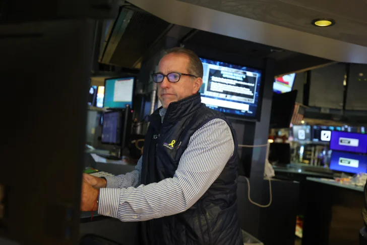 Wall Street cierra a la baja y se toma un respiro tras jornadas récord