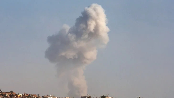 Tanques y aviones israelíes bombardean Ciudad de Gaza y doloroso éxodo palestino continúa