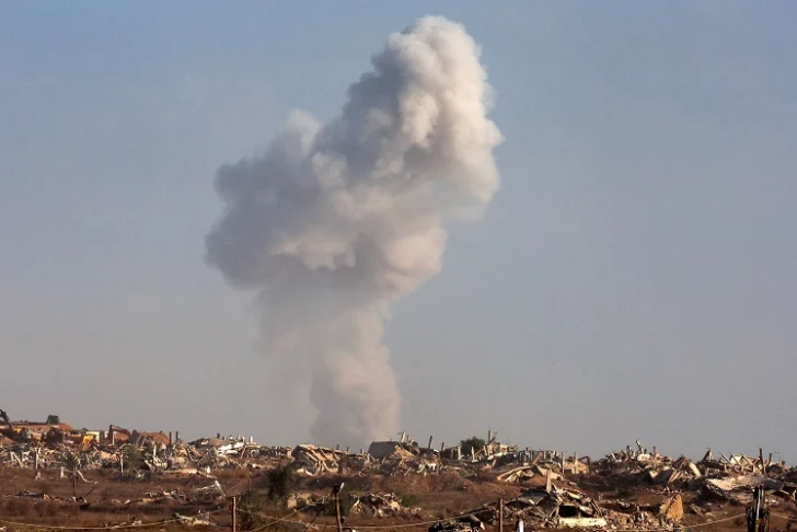 Tanques y aviones israelíes bombardean Ciudad de Gaza y doloroso éxodo palestino continúa