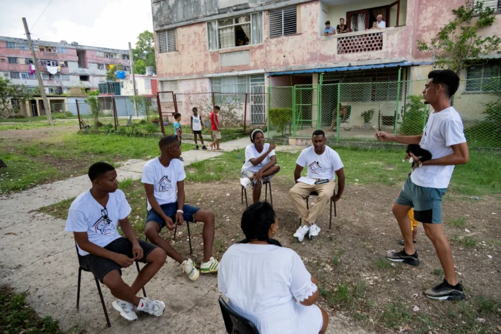  Jóvenes en rehabilitación y pastores conversan frente a la Casa de Rescate para drogadictos en un barrio de La Habana el 22 de agosto de 2025. En Cuba, donde la adicción a las drogas suele ser baja, el consumo de 