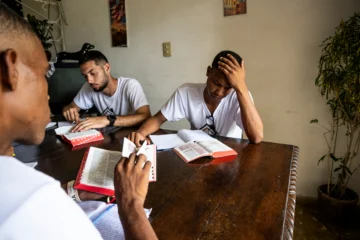  Jóvenes en rehabilitación estudian la Biblia en la Casa de Rescate para Drogadictos en La Habana el 22 de agosto de 2025. En Cuba, donde la adicción a las drogas suele ser baja, el consumo de 