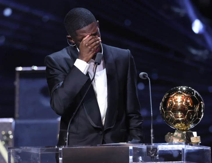  El delantero francés del Paris Saint-Germain, Ousmane Dembélé, reacciona tras recibir el Balón de Oro durante la ceremonia de entrega del Balón de Oro 2025 de France Football en el Teatro du Chatelet de París el 22 de septiembre de 2025. (Foto de Franck FIFE / AFP)