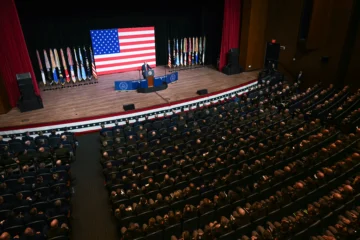 Trump exhorta a sus generales a vigilar 