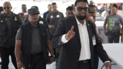 En Guyana, el presidente saliente Irfaan Ali reclama la victoria