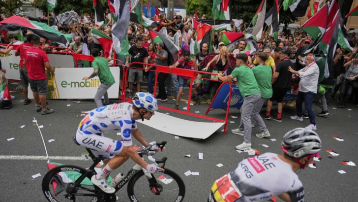 Las protestas pro Palestina y contra un equipo israelí frenan la Vuelta a España