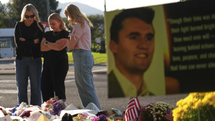 Críticos de Charlie Kirk pierden sus empleos por comentarios en línea tras su muerte