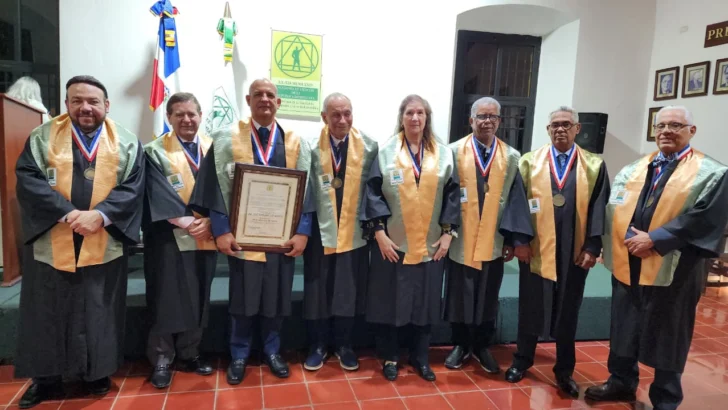 José Enrique Delmonte ingresa en la Academia de Ciencias