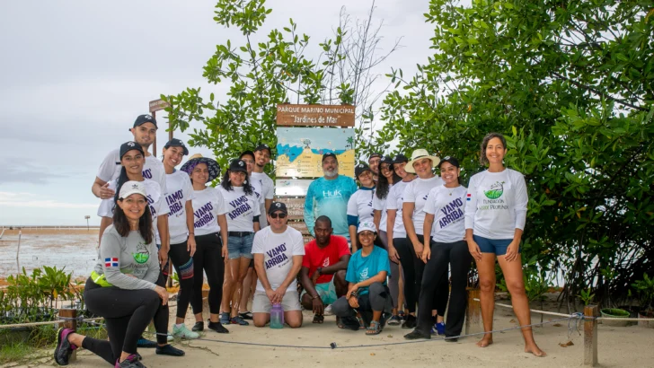 Arajet celebra Día Mundial del Turismo con jornada ambiental en laguna arrecifal de Boca Chica