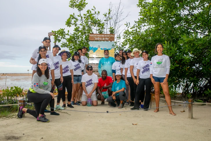 Arajet celebra Día Mundial del Turismo con jornada ambiental en laguna arrecifal de Boca Chica