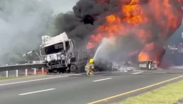 Camión de combustible se incendia en la Circunvalación Santo Domingo Camión de combustible se incendia en la Circunvalación Santo Domingo