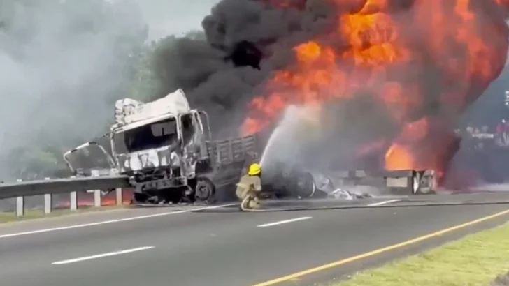 Camión de combustible se incendia en la Circunvalación Santo Domingo Camión de combustible se incendia en la Circunvalación Santo Domingo
