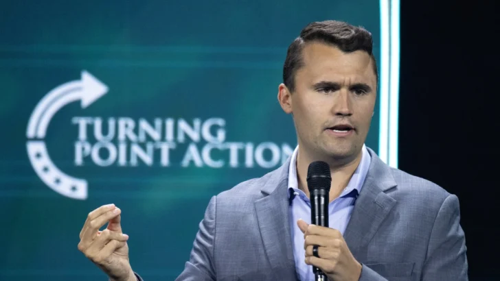 Comentarista Charlie Kirk, aliado de Trump, recibe un disparo en una universidad de EE.UU.