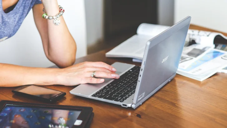 Violencia digital contra mujeres en roles públicos es persistente y es parte de estrategia
