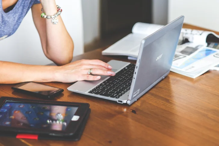 Violencia digital contra mujeres en roles públicos es persistente y es parte de estrategia