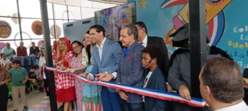  El ministro de Cultura, Roberto Ángel Salcedo corta la cinta que dejó abierta la exposición Taina Almodóvar ,diez años de ilustración infantil en el Pabellón Infantil de la Feria del Libro 2025. Foto: José Rafael Sosa.