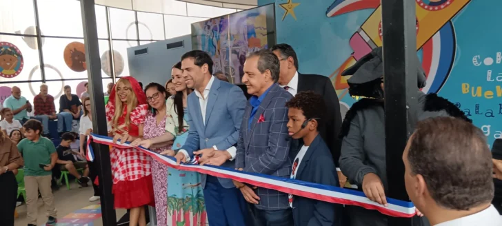  El ministro de Cultura, Roberto Ángel Salcedo corta la cinta que dejó abierta la exposición Taina Almodóvar ,diez años de ilustración infantil en el Pabellón Infantil de la Feria del Libro 2025. Foto: José Rafael Sosa.