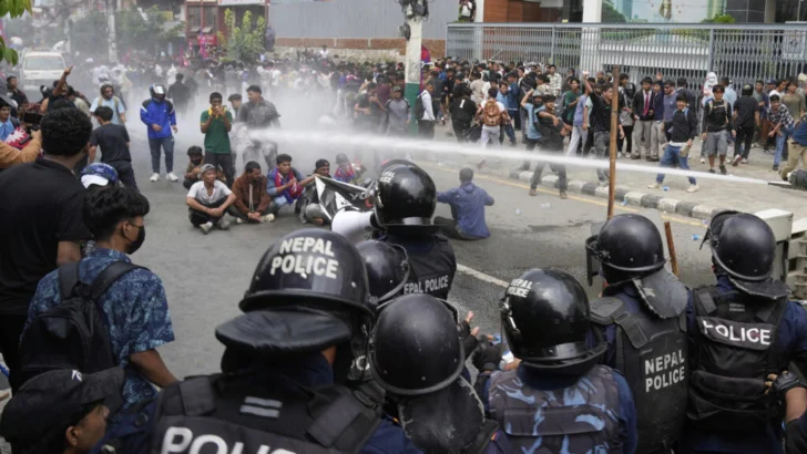 Nepal: Tensa calma en Katmandú, tras disturbios y renuncia del primer ministro